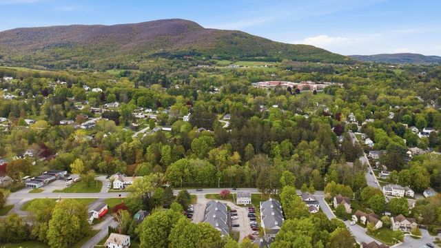 432 South St Apt D2, Bennington, VT 05201
