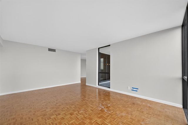 5001 Woodway Drive 1804, Houston, TX 77056