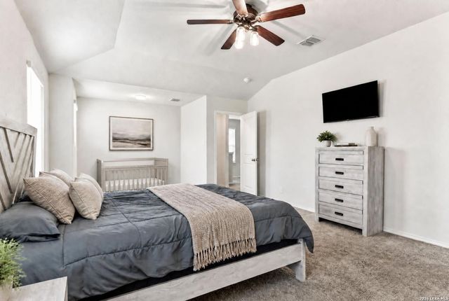 469 MIDDLE GREEN LOOP, Floresville, TX 78114