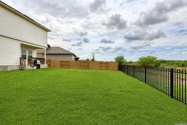 469 MIDDLE GREEN LOOP, Floresville, TX 78114
