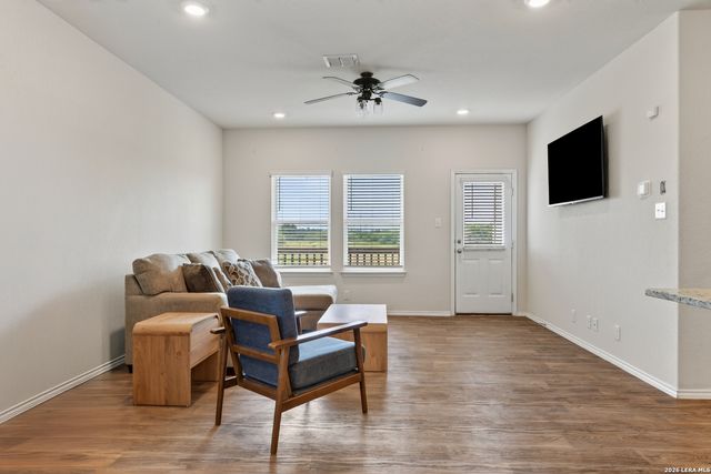 469 MIDDLE GREEN LOOP, Floresville, TX 78114
