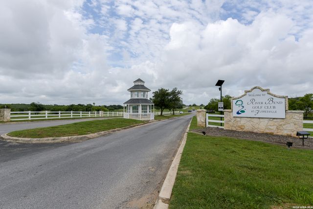 469 MIDDLE GREEN LOOP, Floresville, TX 78114