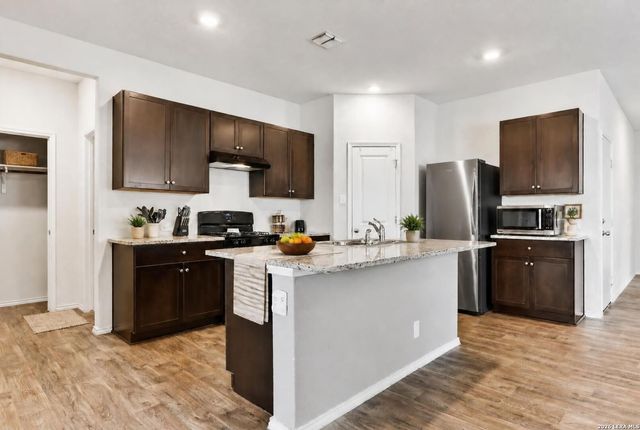 469 MIDDLE GREEN LOOP, Floresville, TX 78114