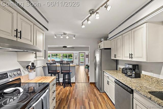 6930 Colony Drive, West Bloomfield, MI 48323