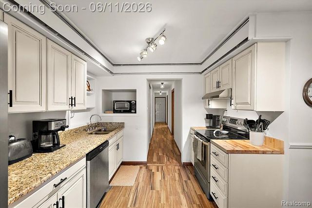 6930 Colony Drive, West Bloomfield, MI 48323