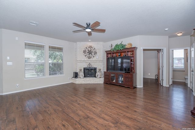 326 LOCH LOMOND DR, Cibolo, TX 78108