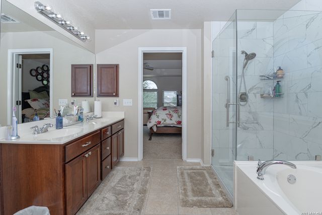 326 LOCH LOMOND DR, Cibolo, TX 78108