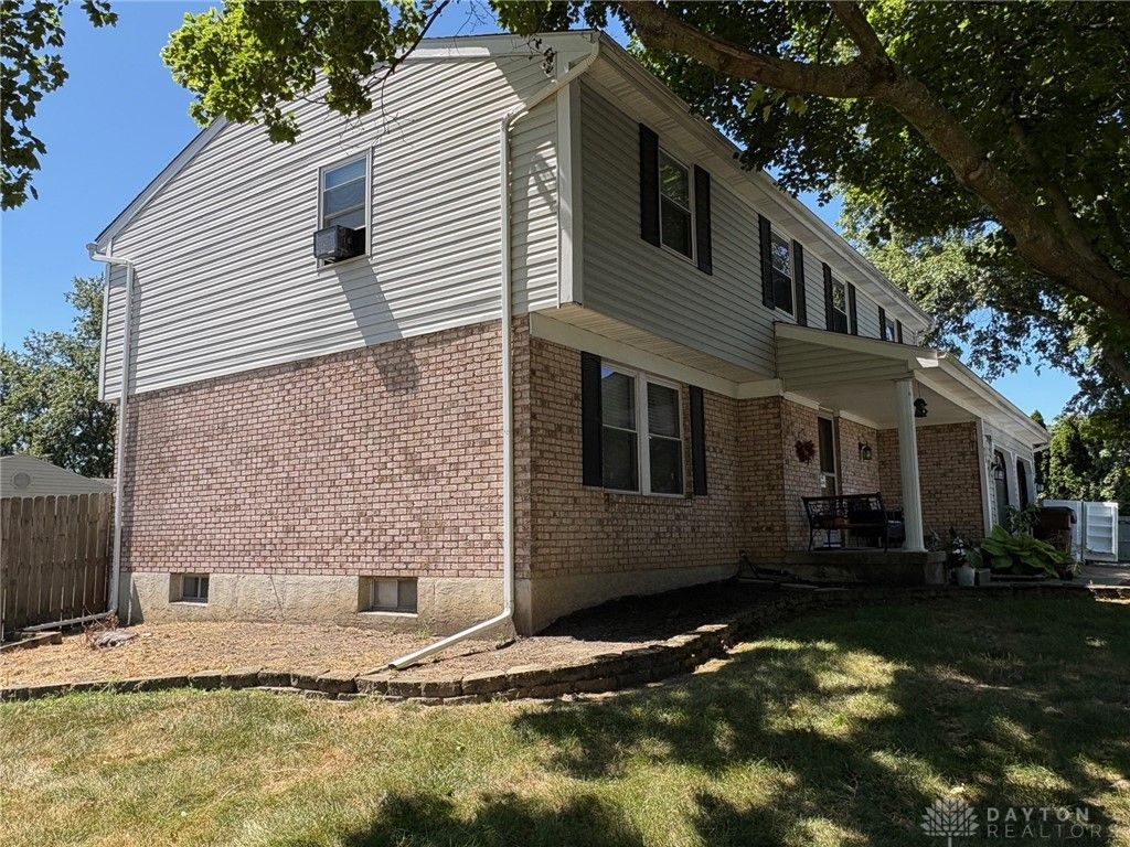 900 Moonlight Drive, Englewood, OH 45322