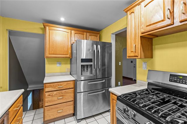 50 Sunrise Dr, Pleasant Hills, PA 15236