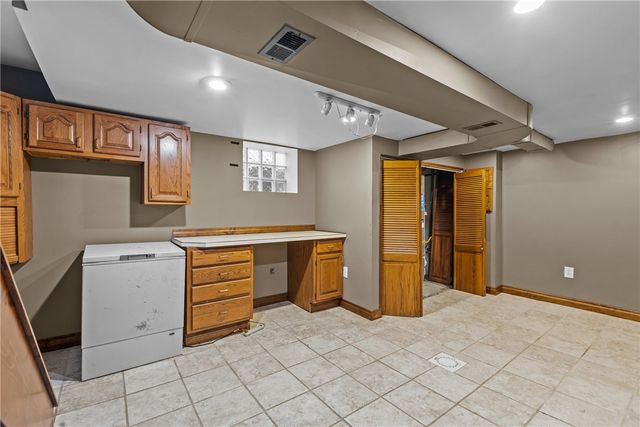 50 Sunrise Dr, Pleasant Hills, PA 15236