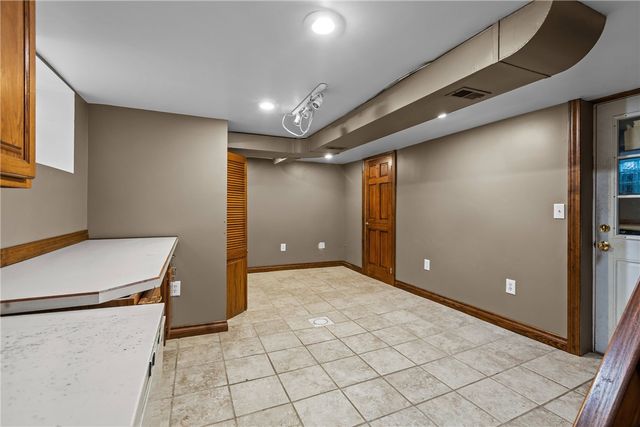 50 Sunrise Dr, Pleasant Hills, PA 15236