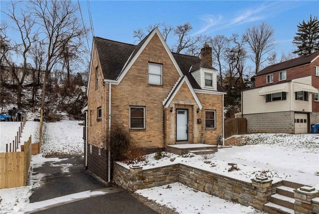 50 Sunrise Dr, Pleasant Hills, PA 15236