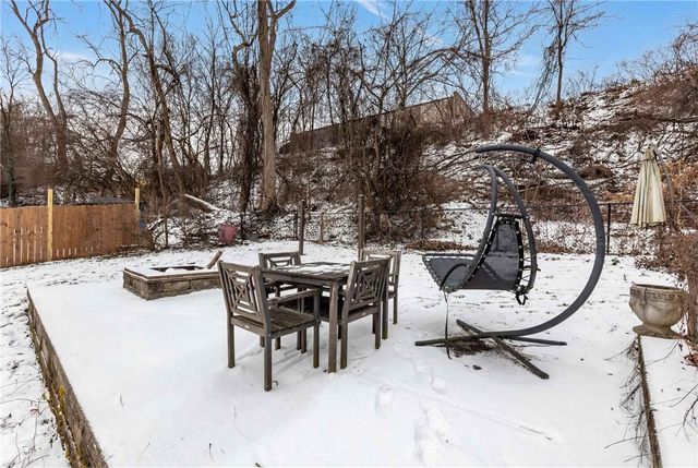 50 Sunrise Dr, Pleasant Hills, PA 15236