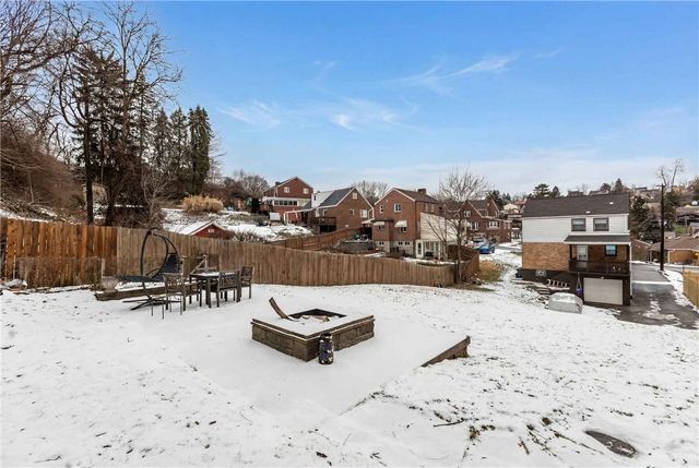 50 Sunrise Dr, Pleasant Hills, PA 15236