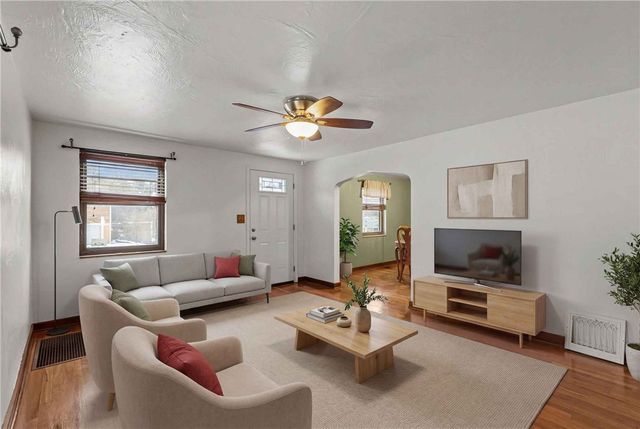 50 Sunrise Dr, Pleasant Hills, PA 15236