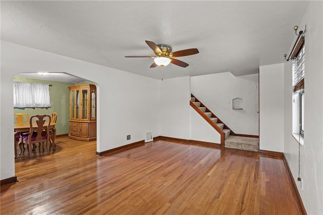 50 Sunrise Dr, Pleasant Hills, PA 15236