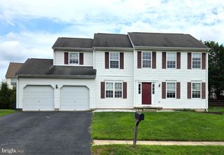 136 W FLAGSTONE DR, Newark, DE 19702