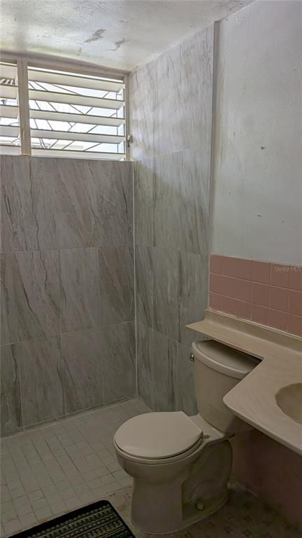 Image 14 of property listing at Urb. Santa Elena CALLE 9 E-5, Bayamon, PR 00957