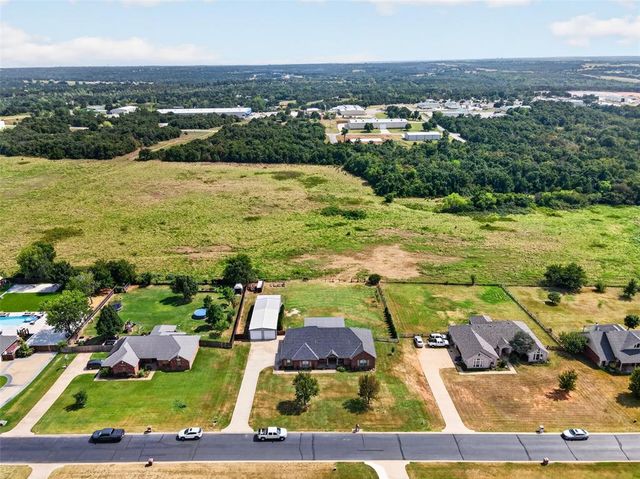 1765 Twin Spires Trail, Guthrie, OK 73044