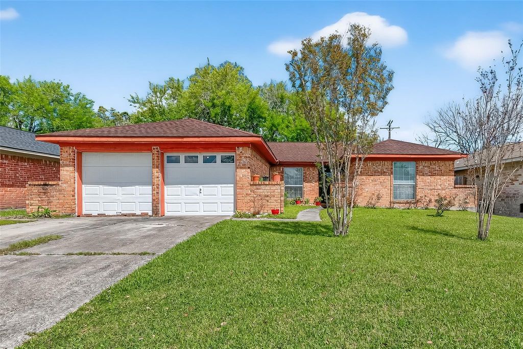 302 Windward Drive, League City, TX 77573