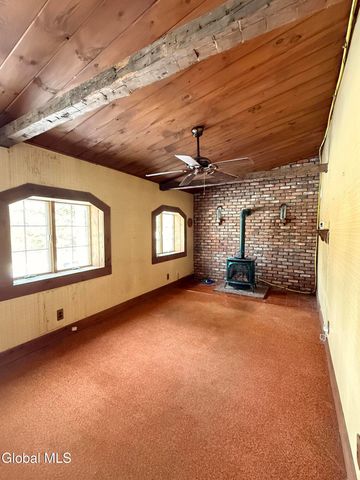 4 Oaktree Lane, Colonie, NY 12309