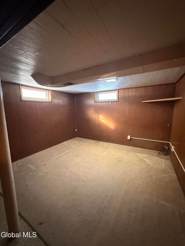 4 Oaktree Lane, Colonie, NY 12309