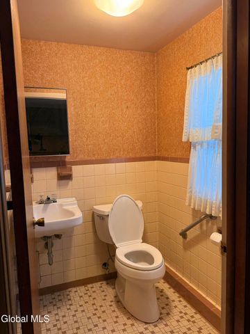 4 Oaktree Lane, Colonie, NY 12309