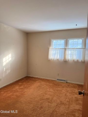 4 Oaktree Lane, Colonie, NY 12309