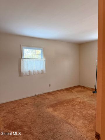 4 Oaktree Lane, Colonie, NY 12309