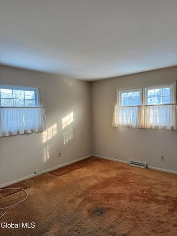 4 Oaktree Lane, Colonie, NY 12309