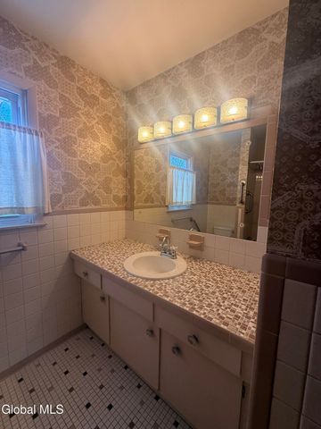 4 Oaktree Lane, Colonie, NY 12309