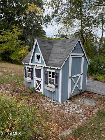 4 Oaktree Lane, Colonie, NY 12309