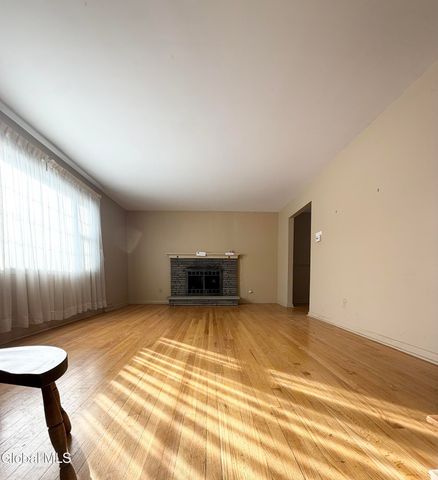 4 Oaktree Lane, Colonie, NY 12309