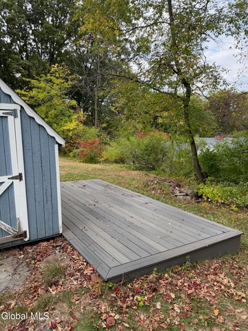 4 Oaktree Lane, Colonie, NY 12309