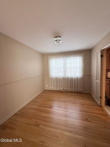 4 Oaktree Lane, Colonie, NY 12309