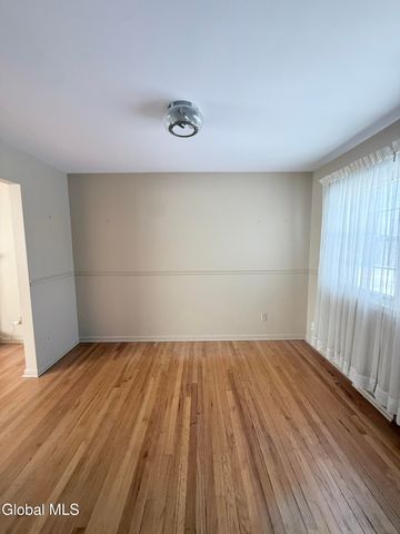 4 Oaktree Lane, Colonie, NY 12309