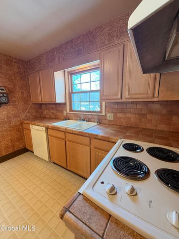 4 Oaktree Lane, Colonie, NY 12309