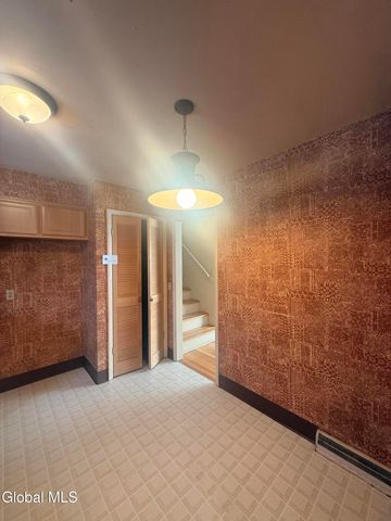 4 Oaktree Lane, Colonie, NY 12309