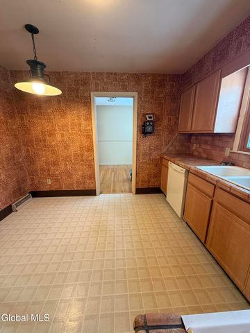 4 Oaktree Lane, Colonie, NY 12309