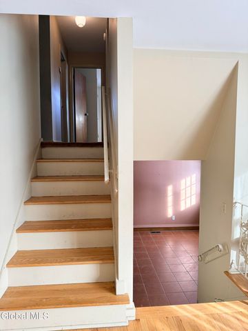 4 Oaktree Lane, Colonie, NY 12309