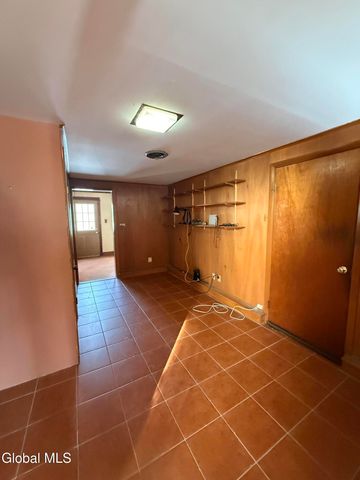 4 Oaktree Lane, Colonie, NY 12309