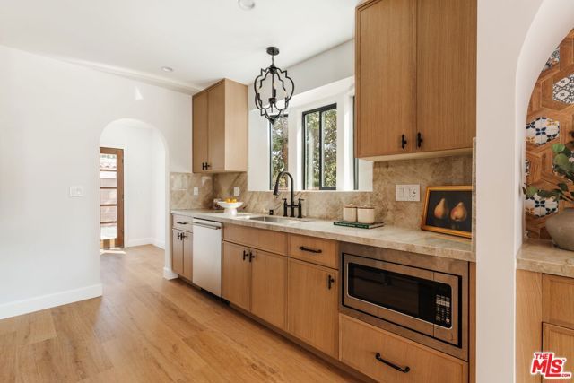 3936 Olmsted Avenue, Los Angeles, CA 90008