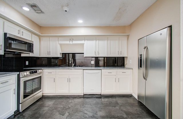 5230 Woodlawn Place 11, Bellaire, TX 77401