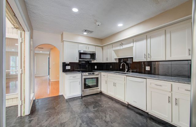 5230 Woodlawn Place 11, Bellaire, TX 77401