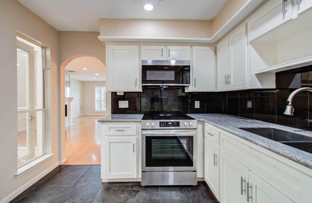 5230 Woodlawn Place 11, Bellaire, TX 77401