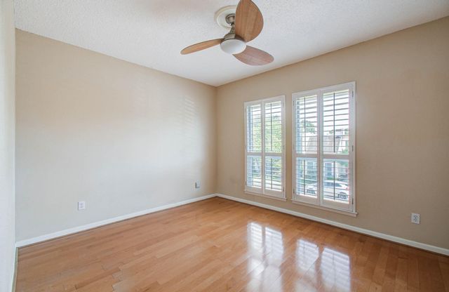 5230 Woodlawn Place 11, Bellaire, TX 77401