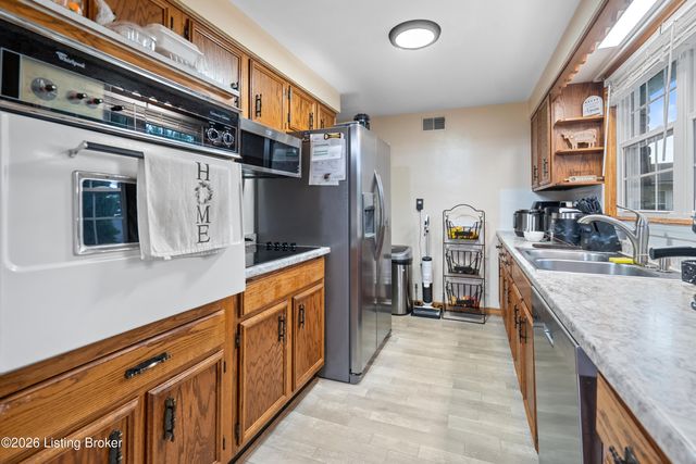 7028 Uranus Dr, Louisville, KY 40258