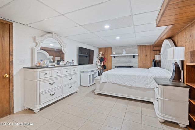 7028 Uranus Dr, Louisville, KY 40258