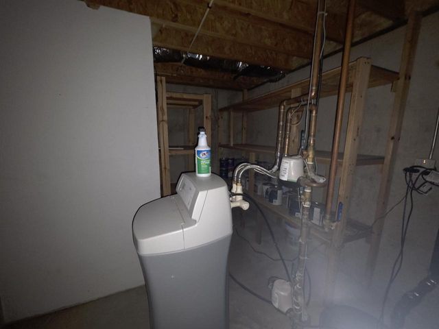 215 THEUNIS DRIVE, Wrightstown, WI 54180