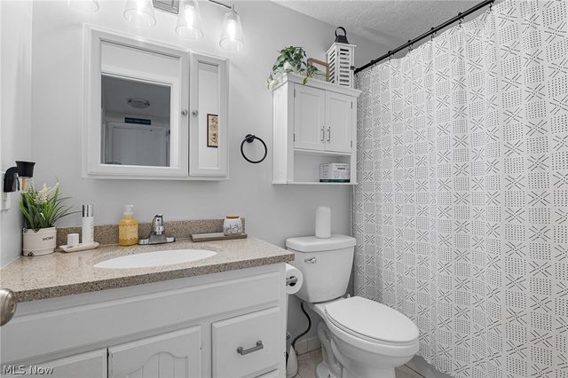 26653 Lake Of The Falls Boulevard, Olmsted Falls, OH 44138